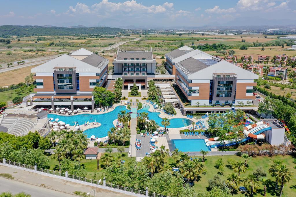 Terrace Elite resort luchtfoto met hotel, zwembaden en tuin